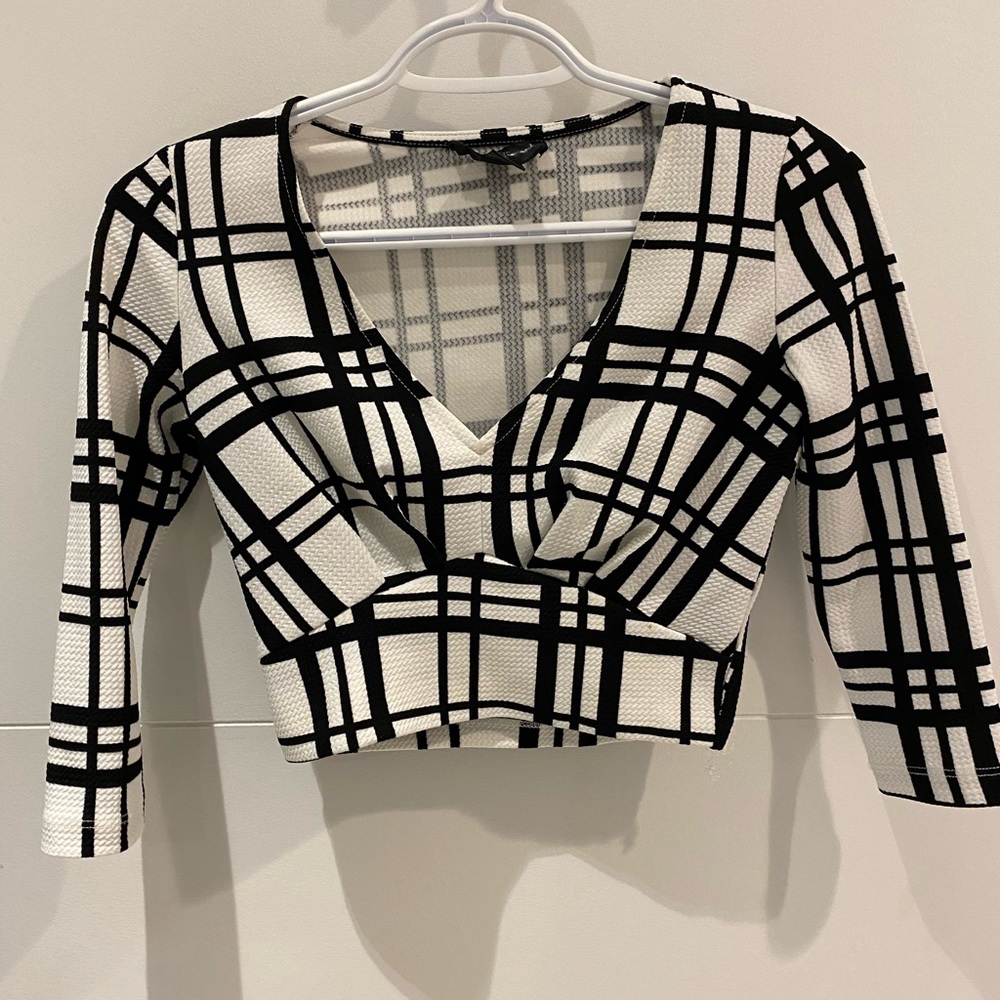 Small Black and white long sleeved crop